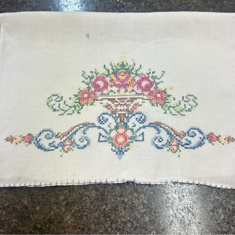 VTG Cross Stitched Floral Line. Cloth Placemat 19"x14"